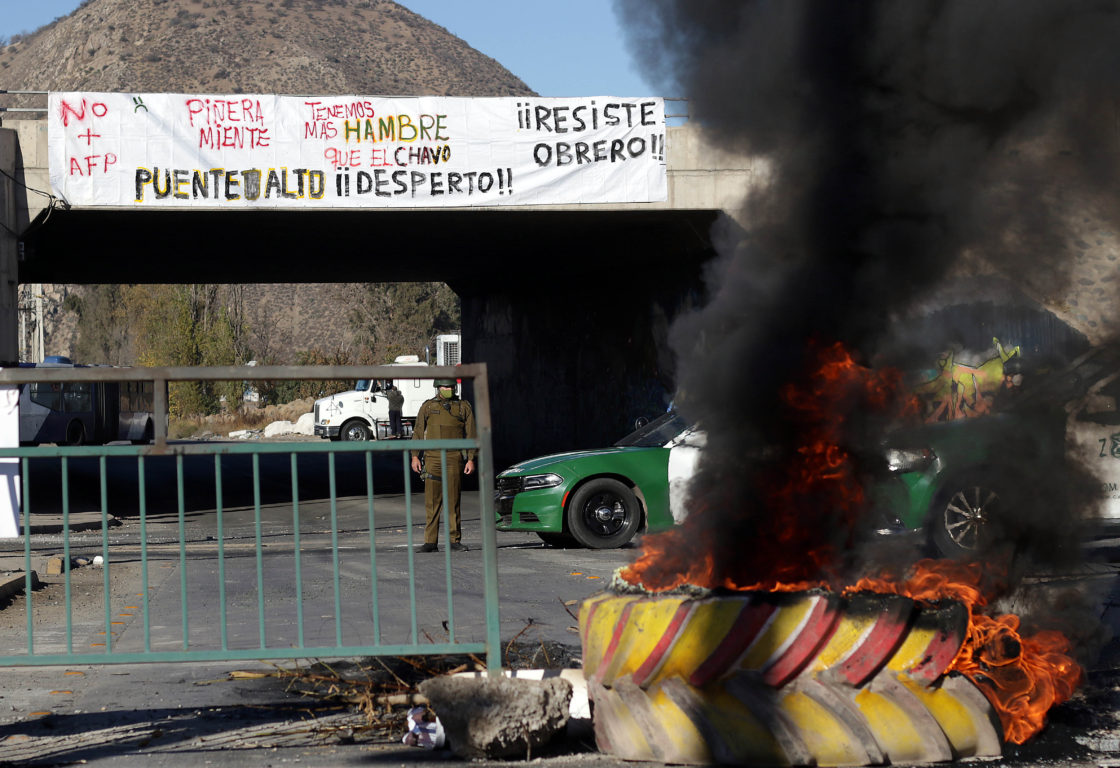 Vecinos de la Bajos de Mena de Puente Alto, protestan por la nula ayuda del municipio. Foto: Francisco Castillo | Agencia UNO