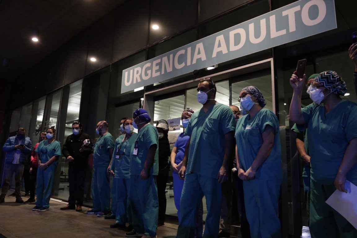Bomberos rinden homenaje a personal médico. Foto: Mauricio Méndez | Agencia UNO 