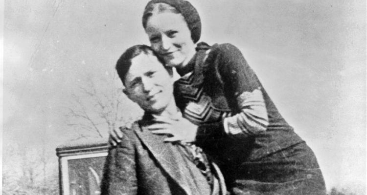 Bonnie y Clyde en una de sus fotos personales de 1933