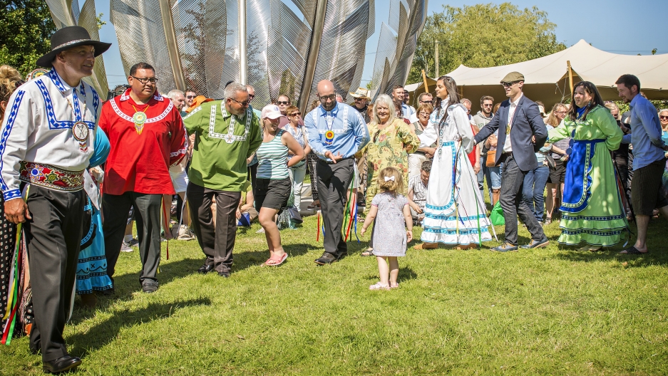 Irlandeses y Choctaw bailan tras la inauguración de la escultura de los espíritus hermanos | The World
