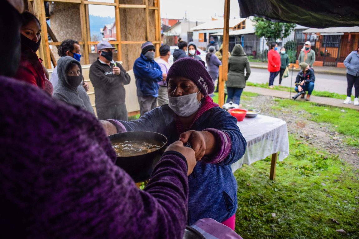 Mujer organiza olla común en campamento El Triángulo de Chivilcán. Foto: Rocio Cuminao | Agencia UNO