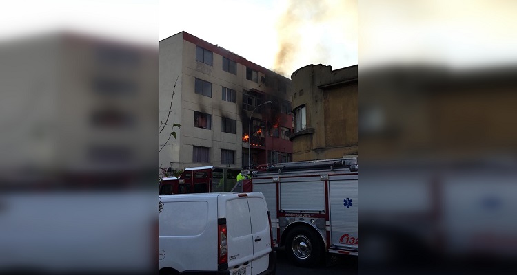 controlan-incendio-que-afect-a-departamentos-en-santiago-centro.jpg