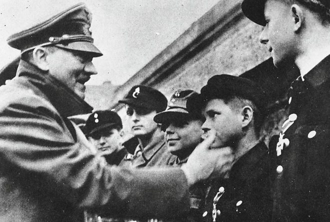 Hitler saluda parte de las Juventudes Hitlerianas, su última aparición pública