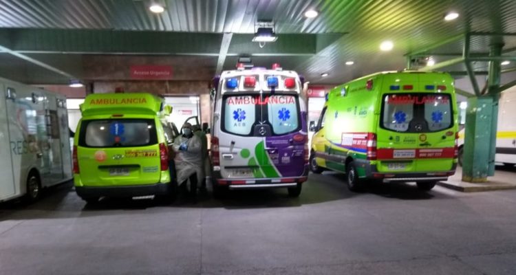 Municipalidad de Quilicura | Ambulancias con pacientes Covid-19 esperando por atención.