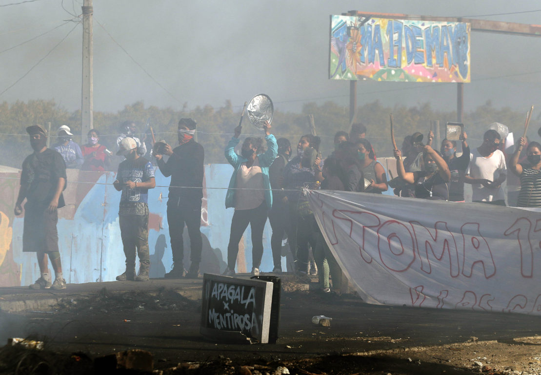 Vecinos del campamento 17 de Mayo de Cerro Navia protestan porque no han recibido canastas de alimentos. Foto: Francisco Castillo | Agencia UNO 