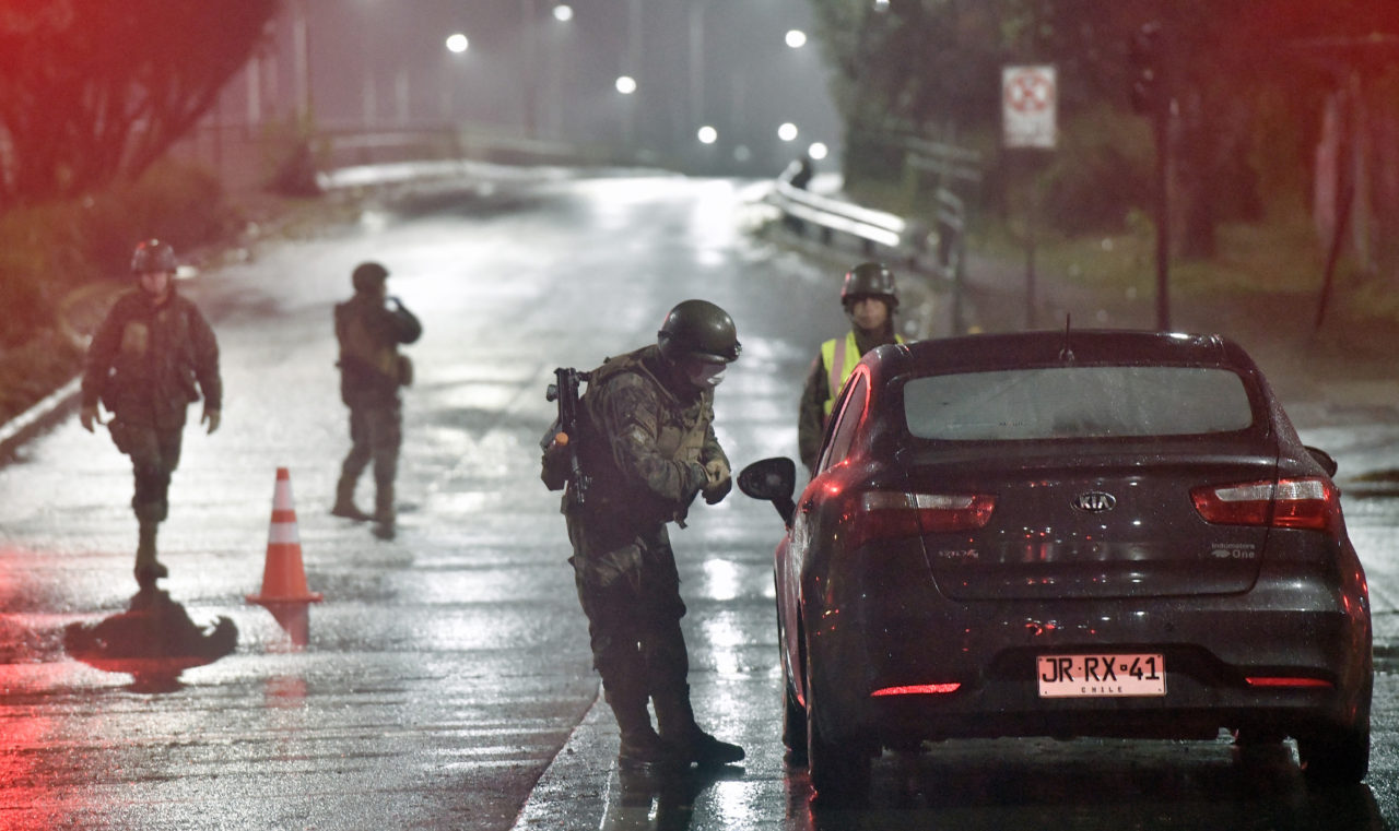 Militares fiscalizan cumplimiento del toque de queda. Foto: Miguel Ángel Bustos | Agencia UNO