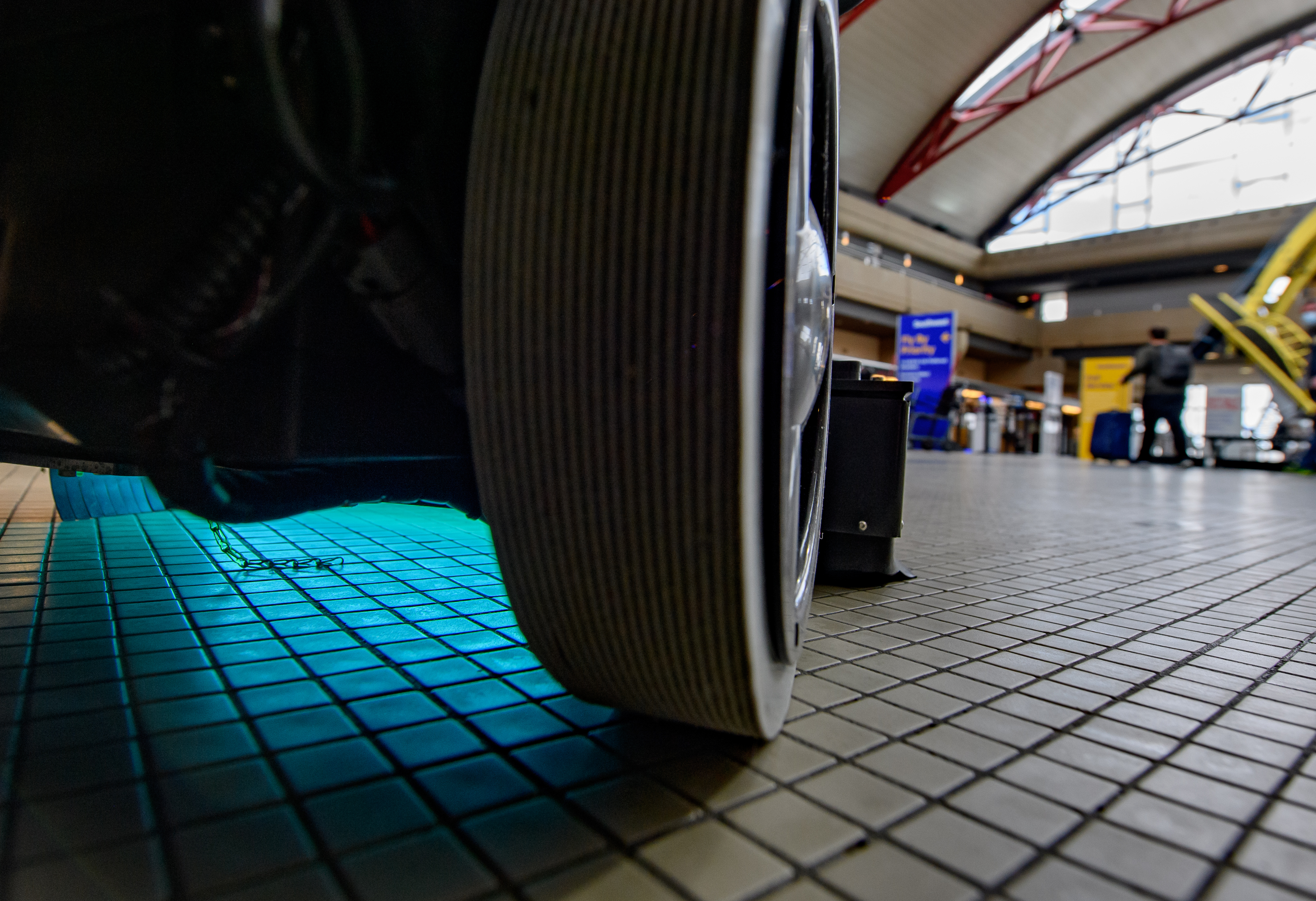 Un robot con luz UV limpia el piso en un aeropuerto de Pittsburgh | Agence France-Presse
