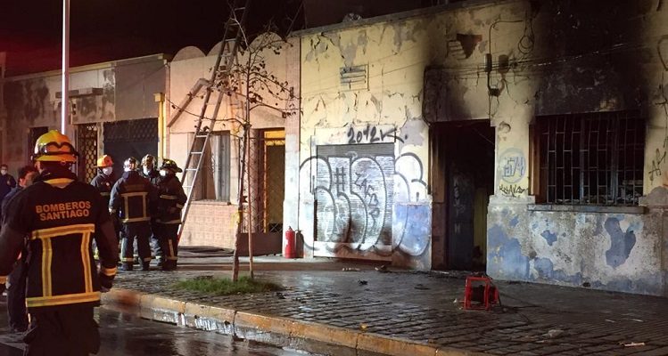 al-menos-una-persona-lesionada-deja-incendio-que-afect-a-cit-en-santiago-centro-749x400.jpg