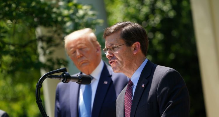 Donald Trump y Mark Esper | ARCHIVO | AFP