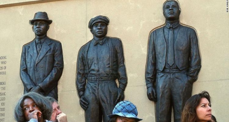 Estatua de los tres trabajadores circenses linchados en 1920