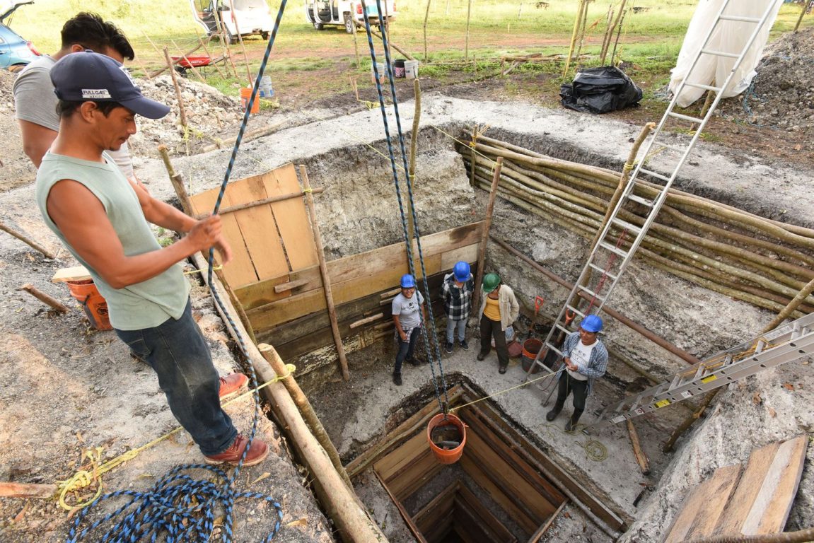 Excavación en la plataforma superficial de Aguada Fénix | Takeshi Inomata
