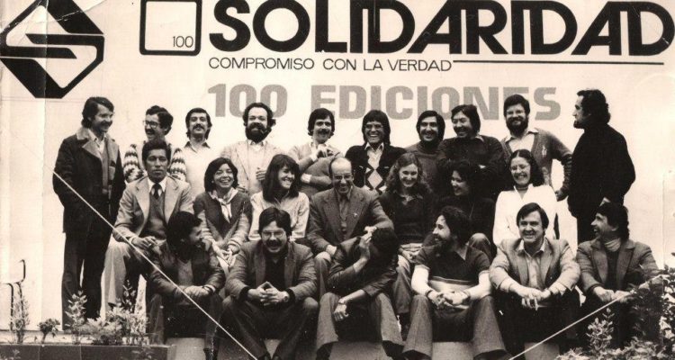 Guillo Bastías | Rodrigo de Arteagabeitía, en la última fila, cuarto de izquierda a derecha, a propósito de la edición N°100 de la revista de la Vicaría de la Solidaridad. 