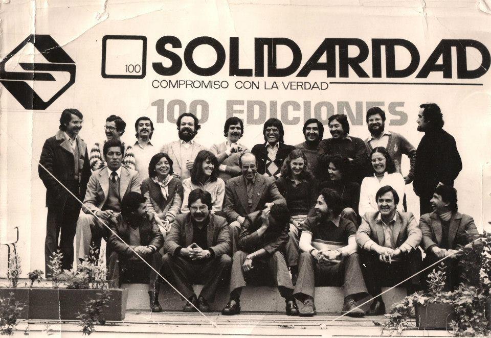 Guillo Bastías | Rodrigo de Arteagabeitía, en la última fila, cuarto de izquierda a derecha, a propósito de la edición N°100 de la revista de la Vicaría de la Solidaridad. 