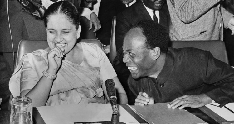 Sirimavo Bandaranaike ríe junto al presidente de Ghana Kwame Nkrumah en una reunión de la Mancomunidad en Londres, en julio de 1964. STF | Central Press | Agence France-Presse