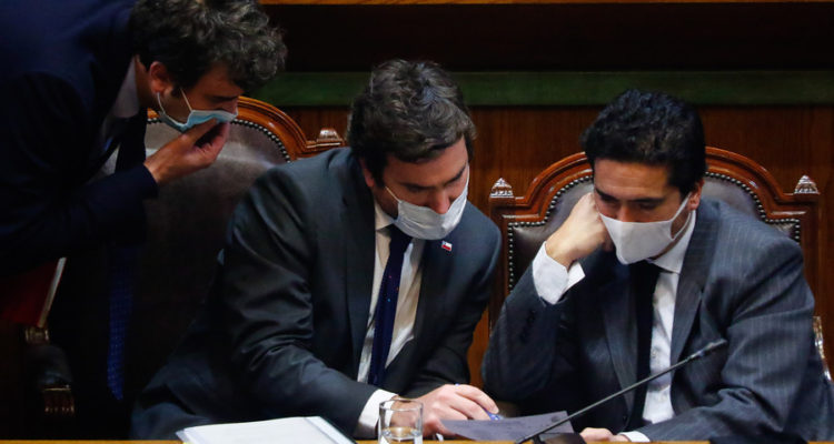 Agencia UNO | El ministro de Hacienda, Ignacio Briones, a la derecha, durante la discusión en la Cámara ayer miércoles. 