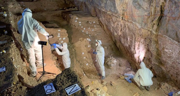 Investigadores en busca de ADN antiguo toman muestras en la cueva Chiquihuite, México | Mads Thomsen
