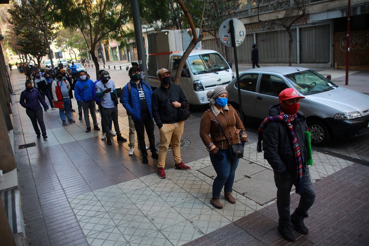 Personas en fila para el seguro de cesantía | Agencia UNO