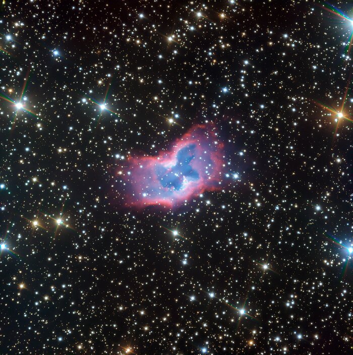 Esta llamativa burbuja de gas, conocida como NGC 2899, parece flotar y revolotear por el cielo | ESO