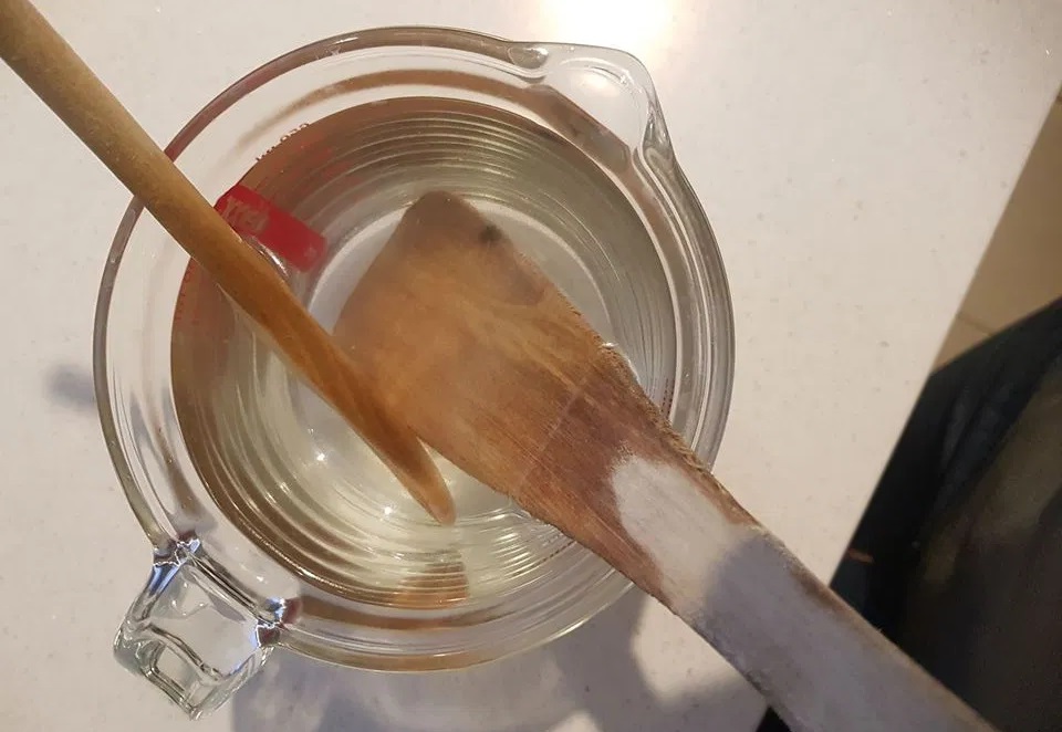 La cuchara de madera es una de las cosas más sucias de tu cocina: así debes  limpiarla