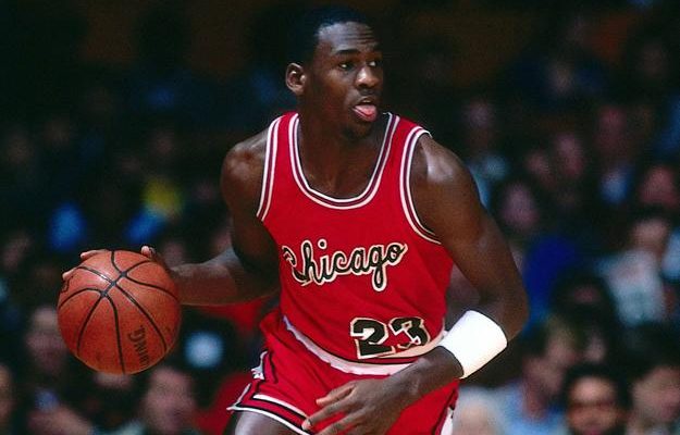 Camiseta de Michael Jordan será subastada y calculan que podría superar los  380 millones de pesos | Economía | BioBioChile