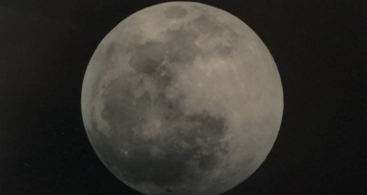 Eclipse penumbral de la Luna. La sombra tenue de la penumbra se ubica en la
parte inferior | Arturo Gómez