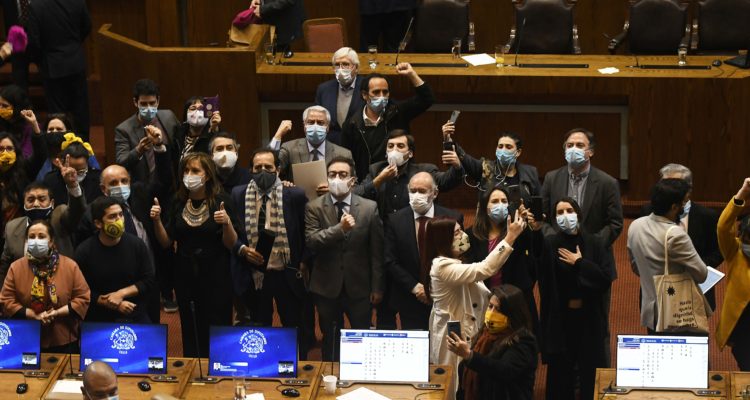 Opposition lawmakers celebrate their victory. Pablo Ovalle Isasmendi | Agencia UNO