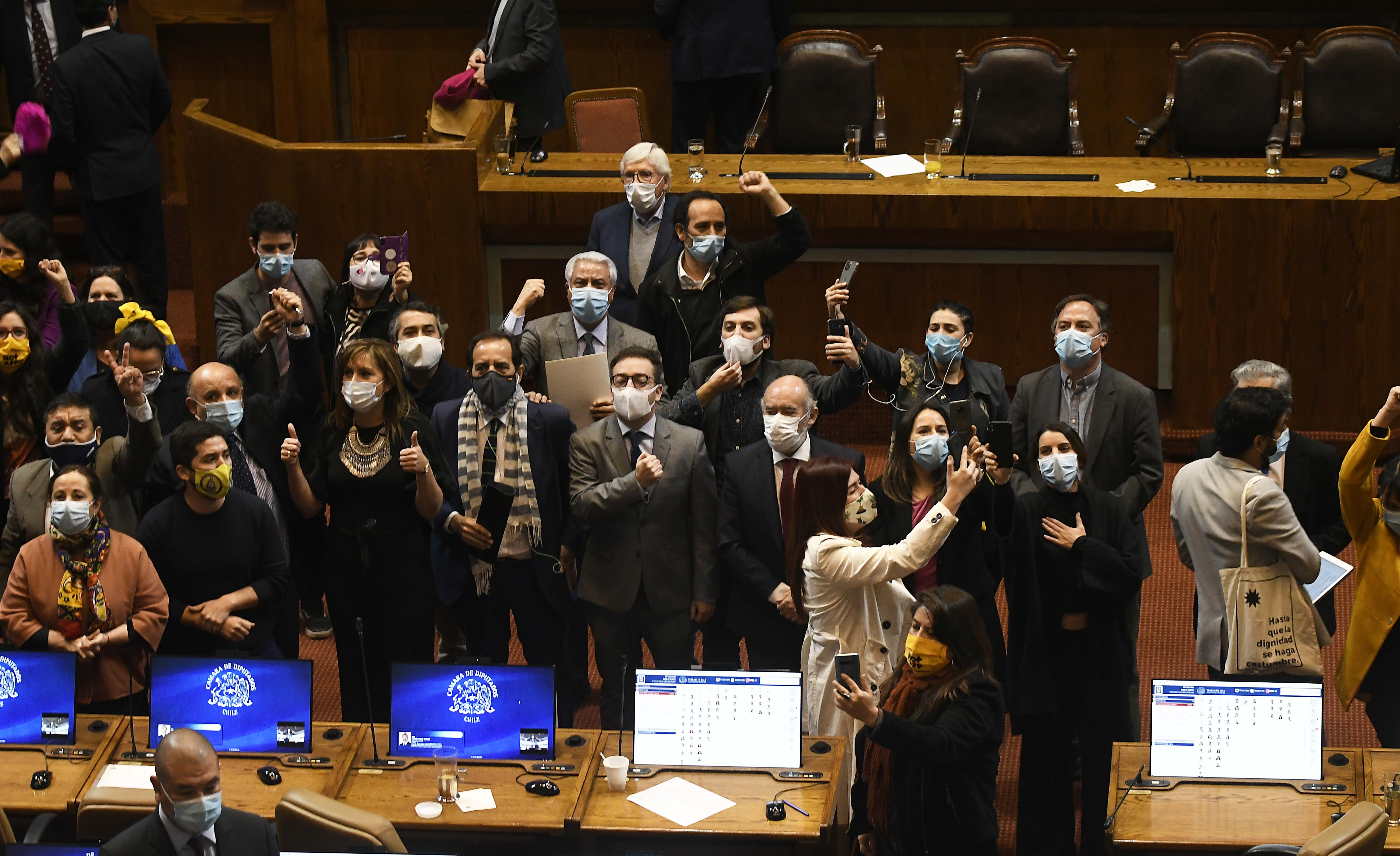 Opposition lawmakers celebrate their victory. Pablo Ovalle Isasmendi | Agencia UNO