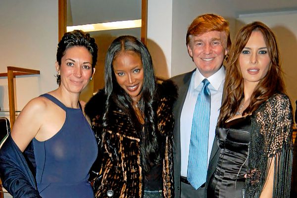 Maxwell junto a Naomi Campbell, Donald Trump y Melania Trump