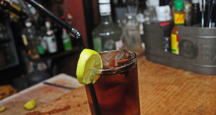 Una piscola | Sebastián Beltrán | Agencia UNO