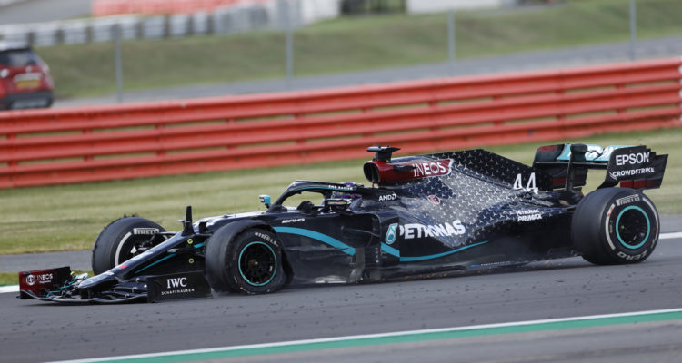 Hamilton gana el GP de Gran Bretaña con emocionante final: pinchó rueda en la última vuelta