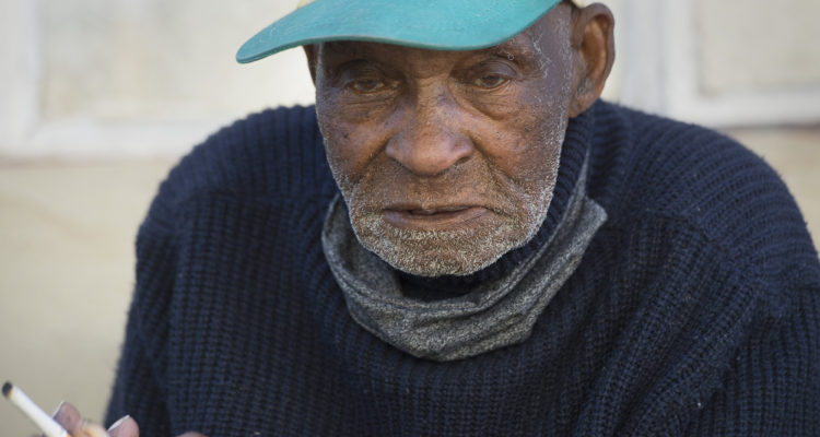 Fredie Blom fumando un cigarro en mayo de 2020 | Agence France-Presse
