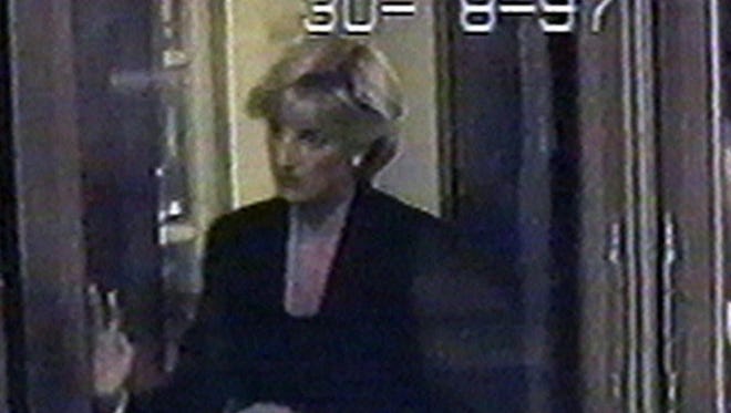 Diana saliendo de El Ritz