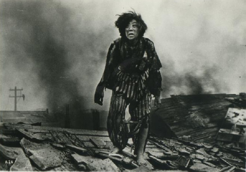 Mujer huyendo tras bombardeo en Hiroshima