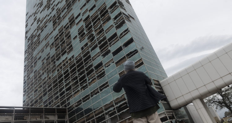 La torre del Capitol One Bank tras el huracán. | Agence France-Presse