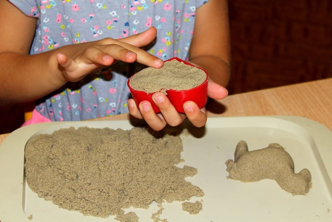 Cómo hacer arena cinética en casa: el material moldeable que es ideal para  jugar con los niños, Vida
