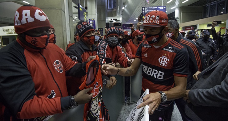 Mauricio Isla 🇨🇱 llegó a Brasil, fue presentado en Flamengo 🇧🇷 y ya se  entrenó⁣ ⁣ 📸 /Flamengo⁣ ⁣ #Flamengo #Mengao #Isla #MauricioIsla #Chi…