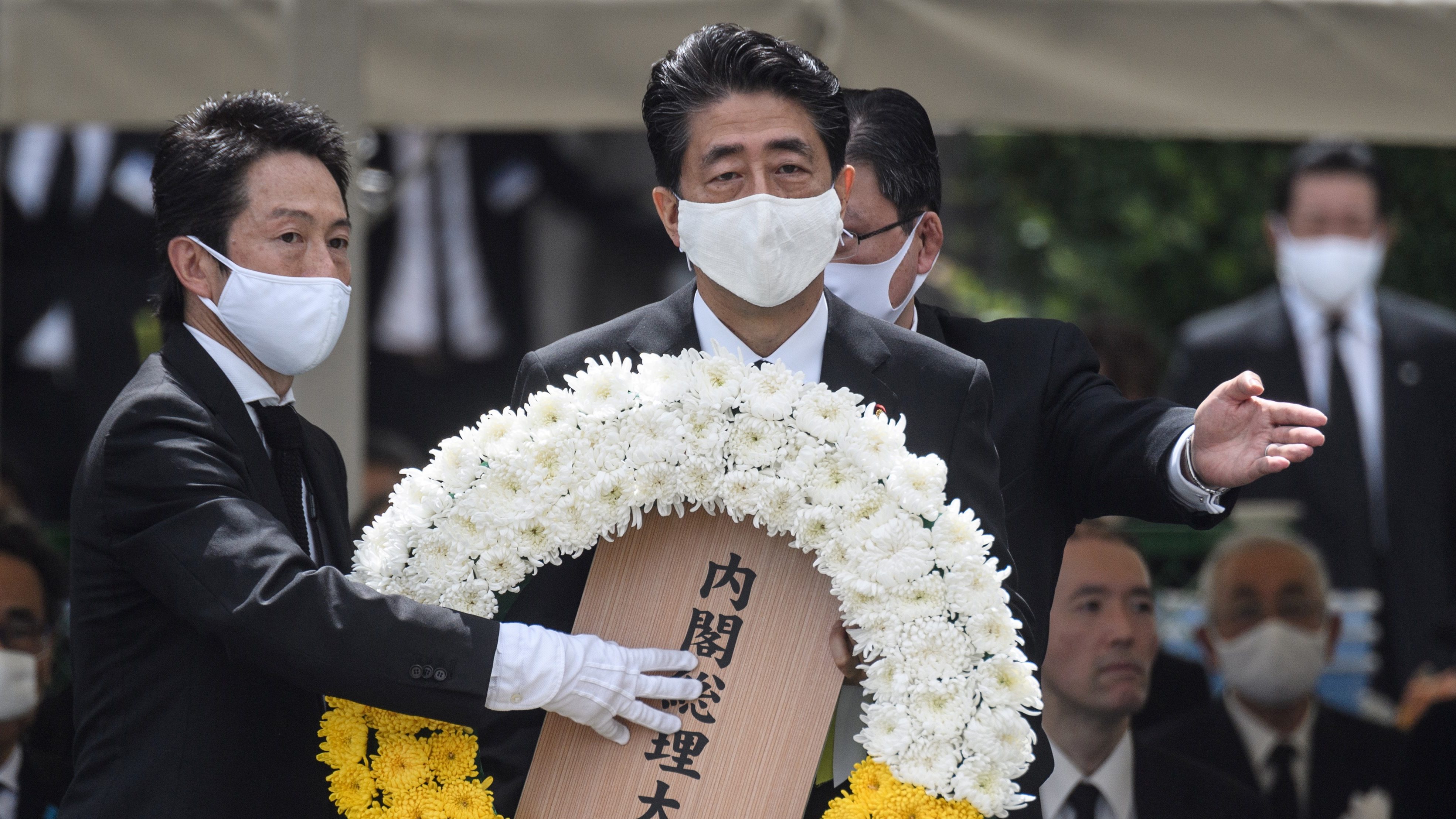 Shinzo Abe carga una ofrenda floral durante el evento oficial en el Parque de la Paz. Philip Fong | Agence France-Presse