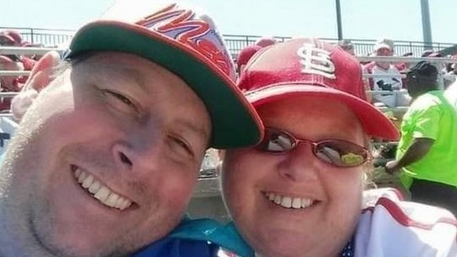 Brian Lee Hitchens y su esposa