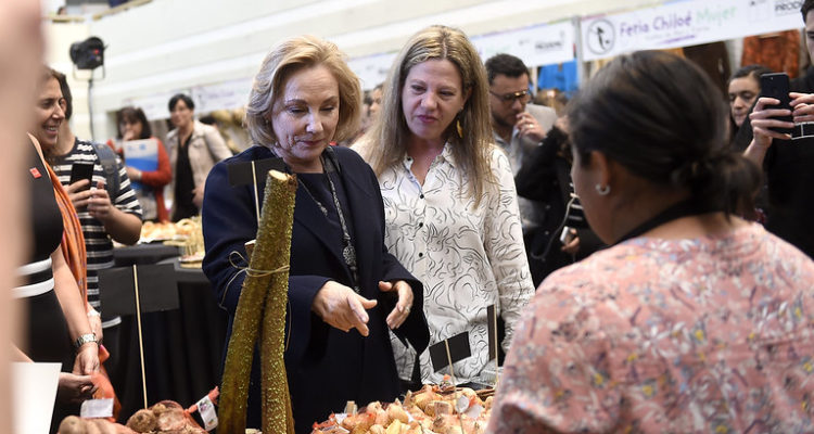 Cecilia Morel y Paola Diez en la Feria Chiloé Mujer 2019 | ARCHIVO/prodemu.cl