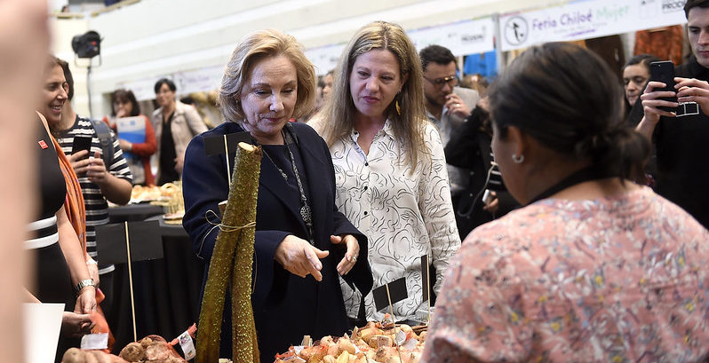 Cecilia Morel y Paola Diez en la Feria Chiloé Mujer 2019 | ARCHIVO/prodemu.cl