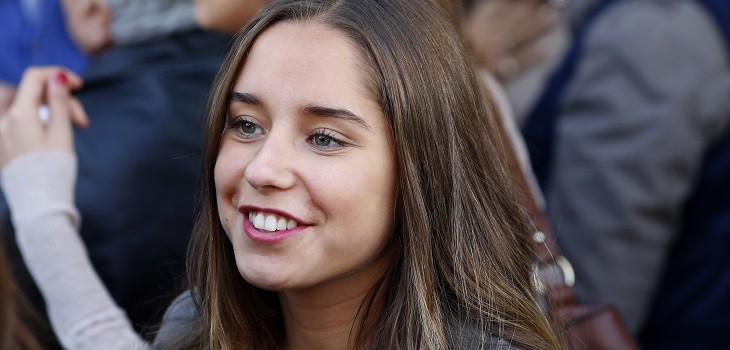 14 de Mayo del 2015 / SANTIAGO 
La hija de la animadora Karen Doggenweiler, Fernanda Cornejo Doggenweiler, durante la misa de responso del ex editor del programa de televisin “Buenos Dias a Todos”, Juan Carlos “Tata” Diaz,  en la Iglesia San Pedro.
FOTO: PABLO VERA LISPERGUER/AGENCIAUNO