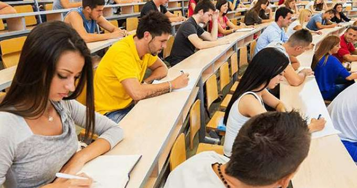 Estudiantes argelinos | UrduPoint.com