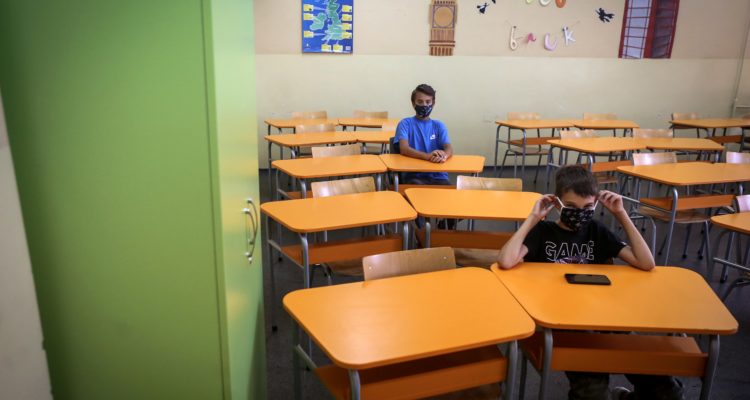 Estudiantes en escuela de Serbia | AFP