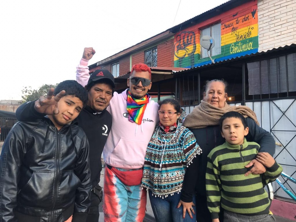 Padres pintan frontis de su casa con colores LGBTI en apoyo a su hijo