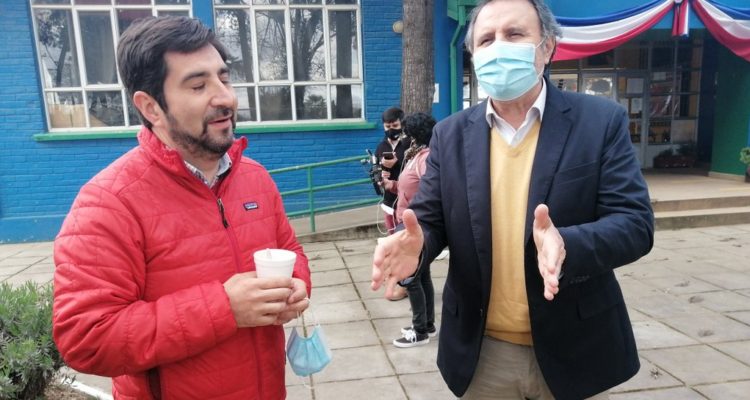 Alcalde de Pelarco y presidente de Colegio de Profesores visitando escuela | @amnoticiasmaule en Twitter
