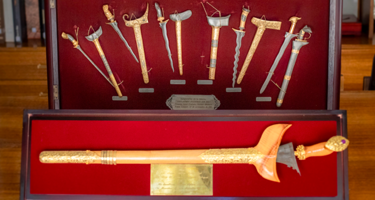 Espada regalada por rey de Malasia | Fundación Patricio Aylwin