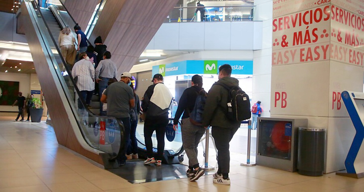 Gente hace fila en Costanera Center | José Fco Zúñiga | Agencia Uno