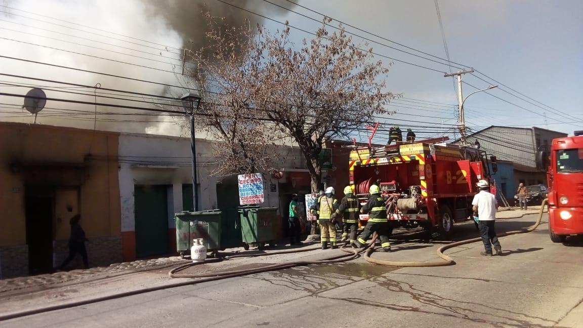 incendio-afecta-a-local-y-cuatro-casas-en-los-andes-concurrieron-once-unidades-de-bomberos-2.jpeg