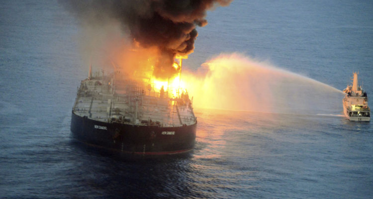 incendio-afecta-a-petrolero-con-270-mil-toneladas-de-crudo-en-el-oceano-indico-750x400.jpg