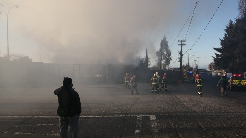 incendio-afecta-bodega-abandonada-en-puerto-montt-3-companias-combaten-llamas-e1600516611539.jpeg